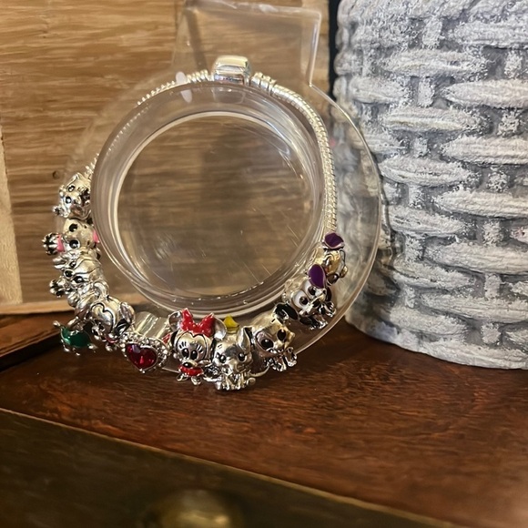 Mickey and Friends Charm bracelet - Picture 5 of 11